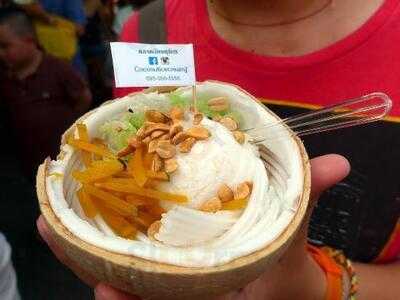 ไอศกรีมกะทิในมะพร้าว