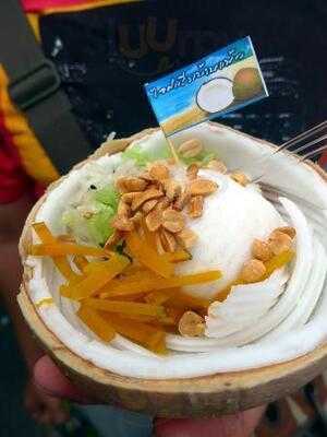 ไอศกรีมกะทิในมะพร้าว