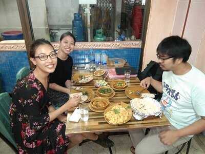 Mom's Restaurant & Guest House