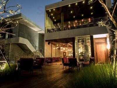 Lady Brett 72 Courtyard