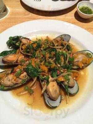 Laemcharoen Seafood Restaurant