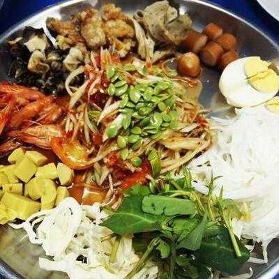 เจ๊พิศเจ๊พร ส้มตำถาด ปีกไก่ทอด