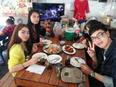 เจ๊พิศเจ๊พร ส้มตำถาด ปีกไก่ทอด