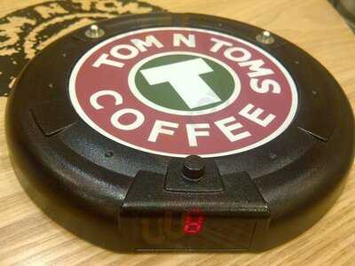 ทอม แอนด์ ทอมส์ คอฟฟี่ที่ริเวอร์ซิตี้