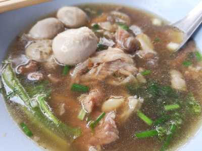 ก๋วยเตี๋ยวเนื้อซุงโภชนา