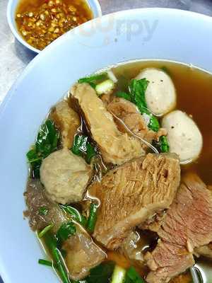 ก๋วยเตี๋ยวเนื้อซุงโภชนา