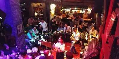 แซ็กโซโฟน ผับ