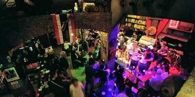 แซ็กโซโฟน ผับ