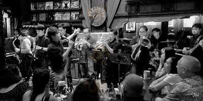 แซ็กโซโฟน ผับ