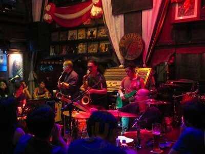 แซ็กโซโฟน ผับ