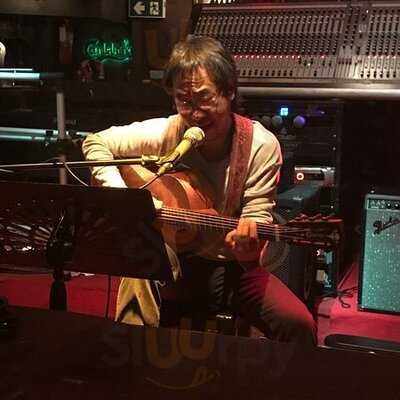 แซ็กโซโฟน ผับ