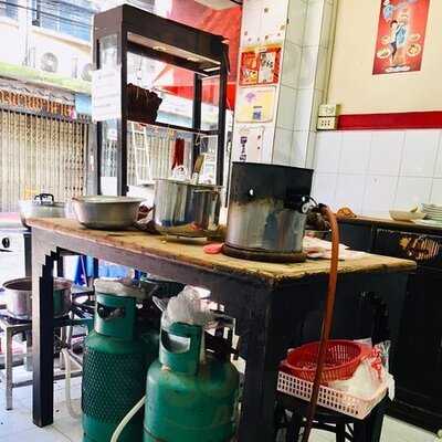 เซี้ย เหล่ายี่ห้อ ข้าวหมูแดง