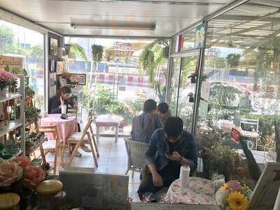 วินเทจ โรแมนซ์ คาเฟ่ แอนด์ แกลเลอรี่