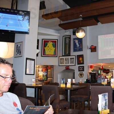 The Clubhouse Sports Bar & Grill