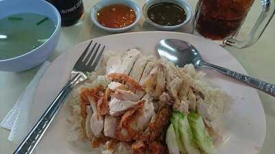 ข้าวมันไก่รุ่งแสง