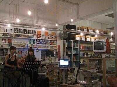 ประตูสีฟ้า (กาแฟ เบเกอรี่)