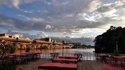 ร้านอาหารชาวแพ