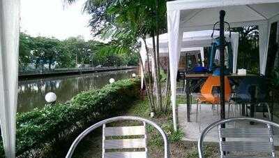 ชมนาบาร์แอนด์เทอเรซ