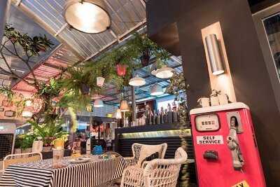 เช็ดอิน บาร์ แอนด์ เรสเตอรองค์