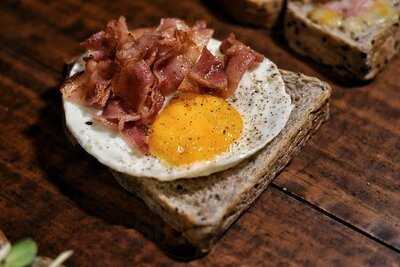 ลาเวลาบาร์แอนด์​บิสโทร