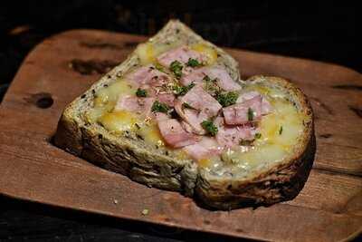 ลาเวลาบาร์แอนด์​บิสโทร