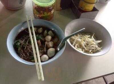 ร้านก๋วยเตี๋ยวเรือเจ้แหม่ม ตลาดศรีเขมา