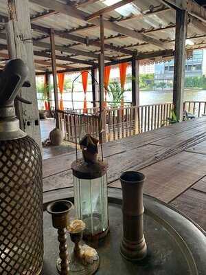 Baan Rim Nam Taladnoi