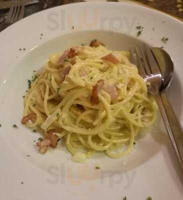 ร้านอาหาร จานสวย (ดนู ฮันตระกูล)