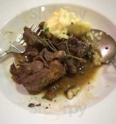 ร้านอาหาร จานสวย (ดนู ฮันตระกูล)