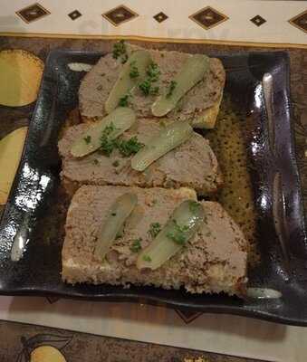 ร้านอาหาร จานสวย (ดนู ฮันตระกูล)