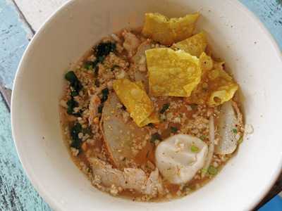 ร้านก๋วยเตี๋ยวต้มยำตำลึง คุณท่าน