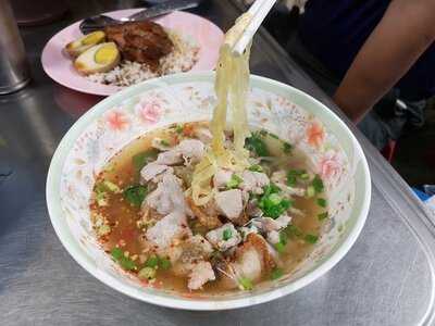 เกาเหลาสามหมู ข้าวขาหมูร้อยอาจารย์