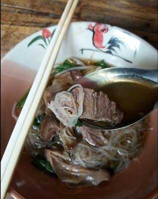 ก๋วยเตี๋ยวเนื้อวัว วัดดงมูลเหล็ก