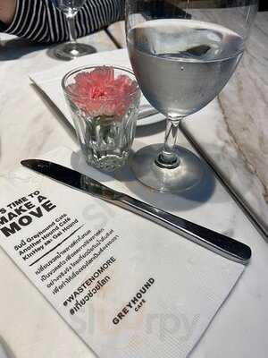 ร้าน เกรฮาวด์ คาเฟ่ สาขา มาร์เก็ต เพลส นางลิ้นจี่