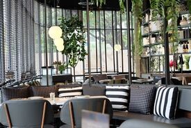 ร้าน เกรฮาวด์ คาเฟ่ สาขา มาร์เก็ต เพลส นางลิ้นจี่