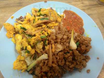 ร้านข้าวแกงคุณแพรว