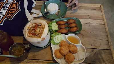 ร้านอาหาร ร้านโคม (บ้านโคม)