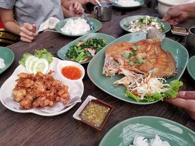 ร้านอาหาร ร้านโคม (บ้านโคม)