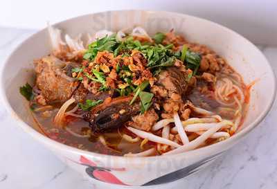 เฮียปัง น้ำเงี้ยว หมูแดง หมูกรอบ