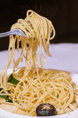 ชีทู บาร์แอนด์คาราโอเกะ