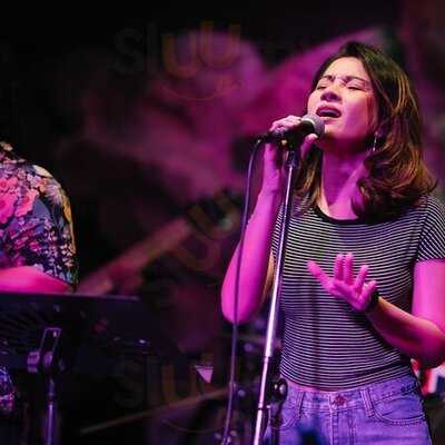 Me Decor Bar’n Restarurant