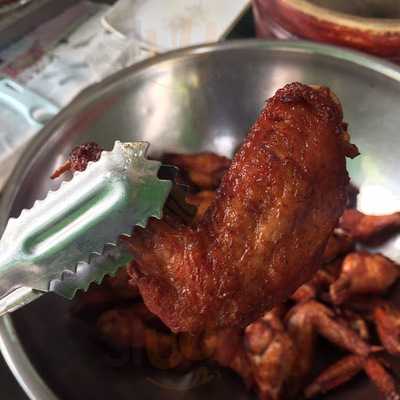 ส้มตำและจิ้มจุ่มลุงยม