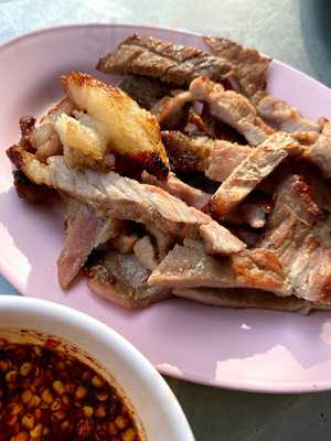 ส้มตำและจิ้มจุ่มลุงยม