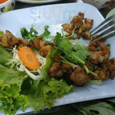 ส้มตำและจิ้มจุ่มลุงยม