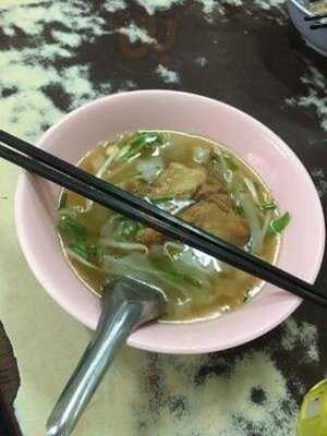 ก๋วยเตี๋ยวปีกไก่สายน้ำผึ้ง