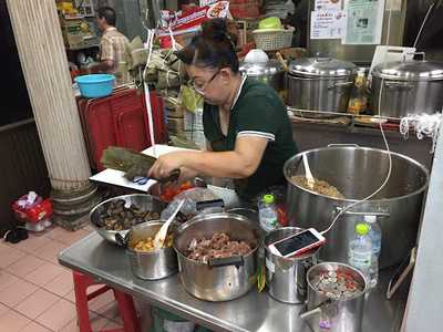 ลูกชิ้นหมูแพร่งนรา