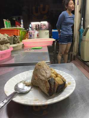 ลูกชิ้นหมูแพร่งนรา