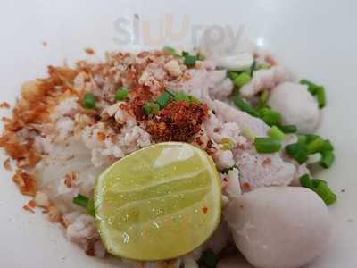 ใสสะอาด ก๋วยเตี๋ยวลูกชิ้นน้ำใส