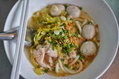 ใสสะอาด ก๋วยเตี๋ยวลูกชิ้นน้ำใส