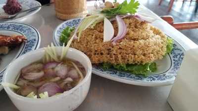 ส้มตำไก่ย่างริมบึง